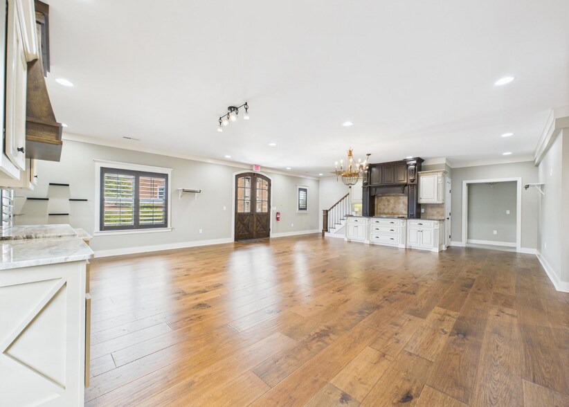 More Photos Of 102 Kimberly Ave, Muscle Shoals Office For Sale
