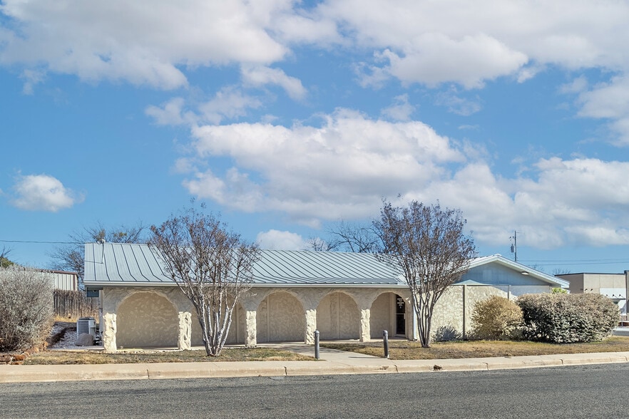 More Photos Of 305 W Dallas St, Llano Religious Facility For Sale