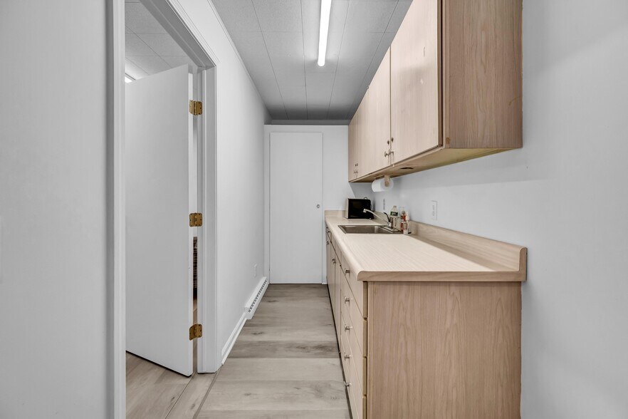 More Photos Of 172 Mount Pleasant Rd, Newtown Medical For Lease