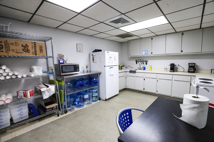 More Photos Of 2300 NW 71st Pl, Gainesville Warehouse For Lease