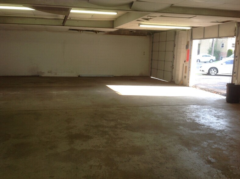 More Photos Of 1010 Rose Ave, Runnemede Flex For Sale