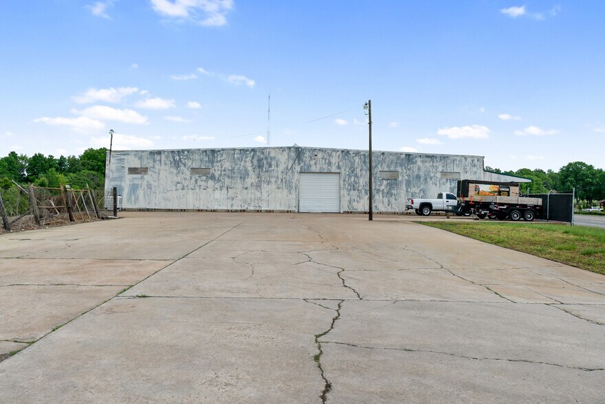 More Photos Of 4000 Memorial Blvd, Springfield Freestanding For Sale