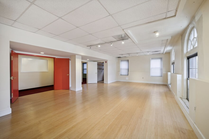 More Photos Of 3520 Connecticut Ave NW, Washington Office For Lease