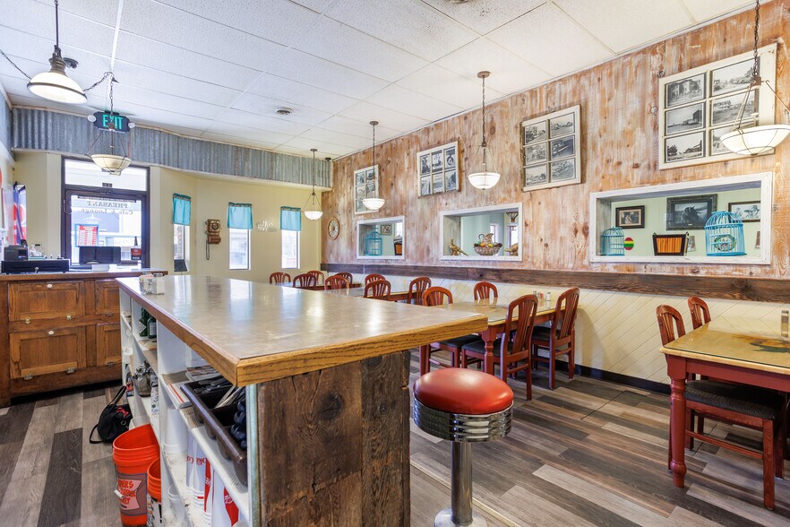 More Photos Of 149 E Main St, Hermiston Bar For Lease