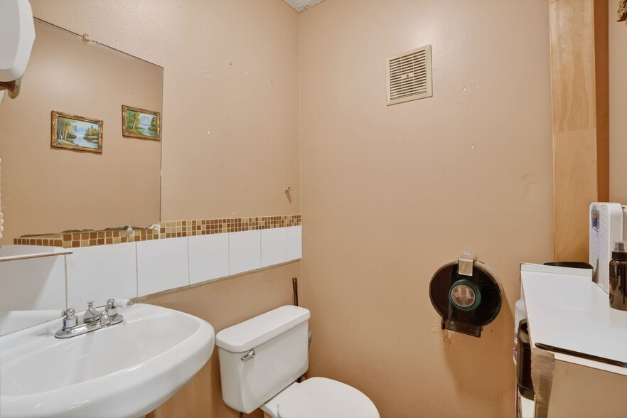 More Photos Of 3838 Shipping Ave, Miami Auto Repair For Sale