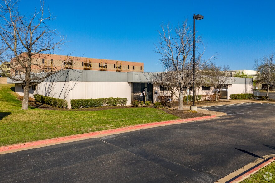 More Photos Of 1624 Headway Cir, Austin Research And Development For Lease