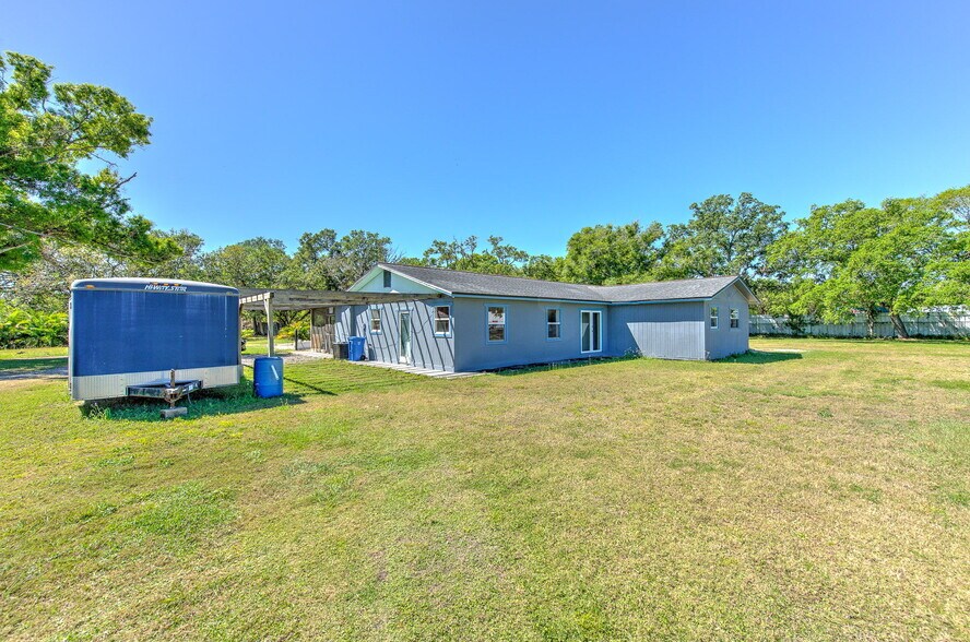 More Photos Of 5921 Causeway Blvd, Tampa Flex For Sale