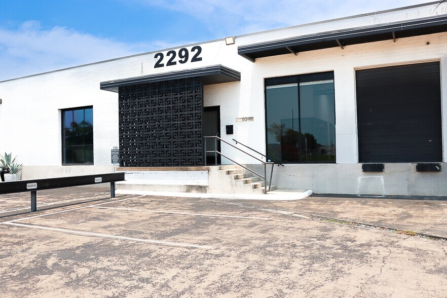 More Photos Of 2292 Vantage St, Dallas Flex For Lease