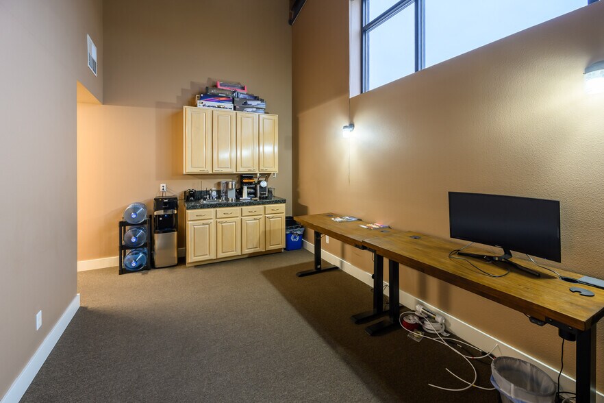 More Photos Of 2123 Deerhound ave, Redmond Service For Lease