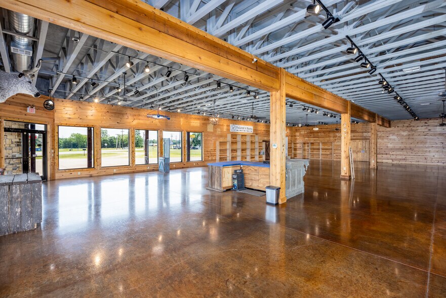 More Photos Of 1910 E Jackson St, Hugo Freestanding For Sale