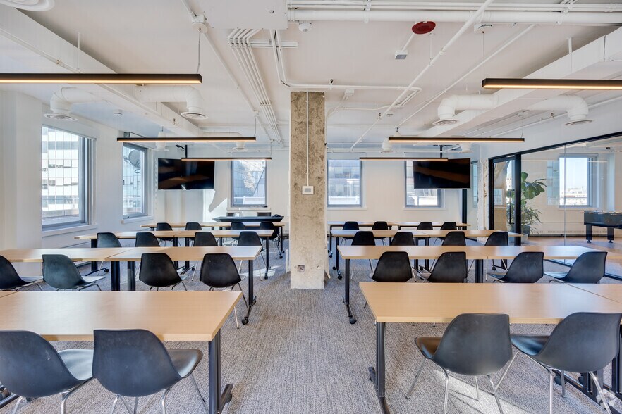 More Photos Of 121 W Wacker Dr, Chicago Office For Sale