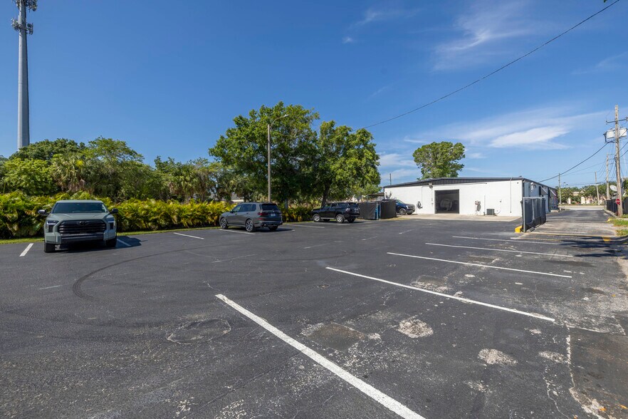 More Photos Of 4703 Park St N, Saint Petersburg Manufacturing For Lease