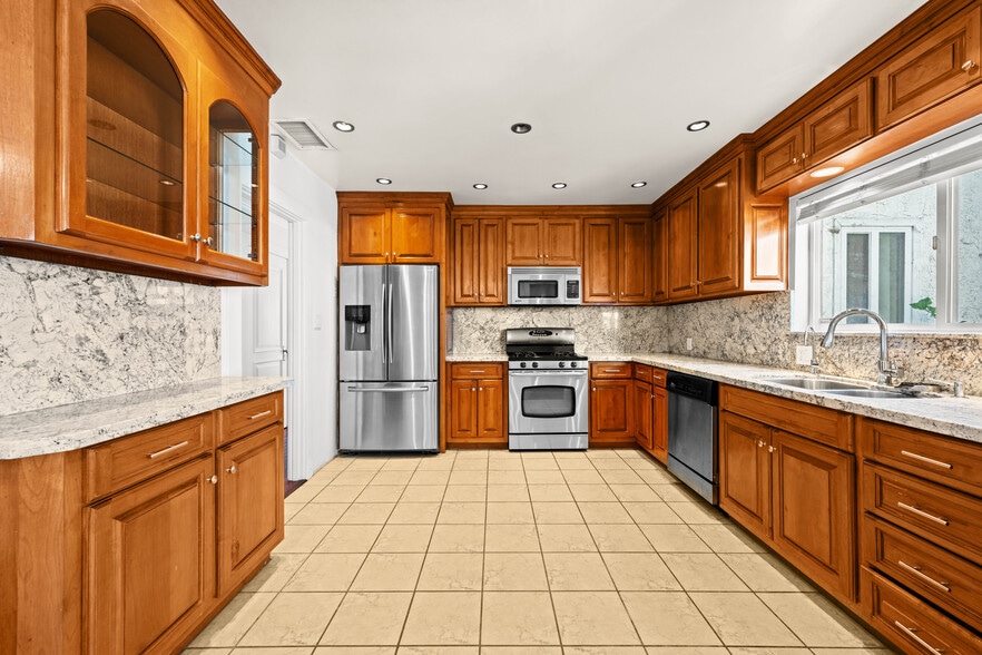 More Photos Of 803 S Sycamore Ave, Los Angeles Multifamily For Sale