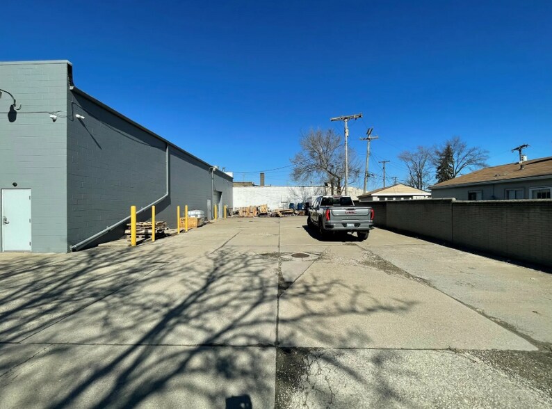 More Photos Of 21520 Groesbeck Hwy, Warren Warehouse For Sale