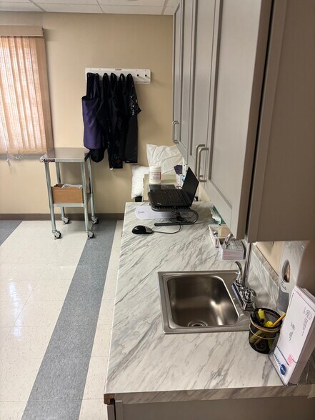 More Photos Of 41 Buttrick Rd, Londonderry Medical For Lease