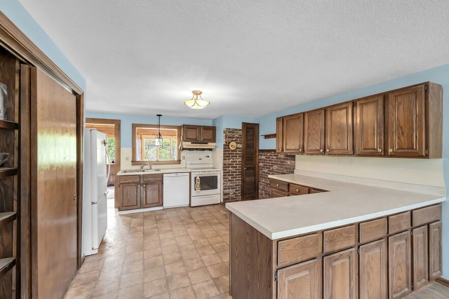 More Photos Of 51 Goshen Rd, Williamsburg Storefront For Sale