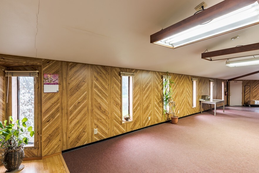 More Photos Of 941 SW Alder St, Dundee Warehouse For Sale