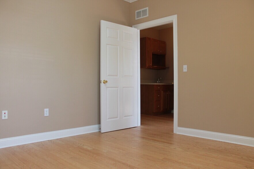 More Photos Of 6817 Southpoint Pky, Jacksonville Office For Sale