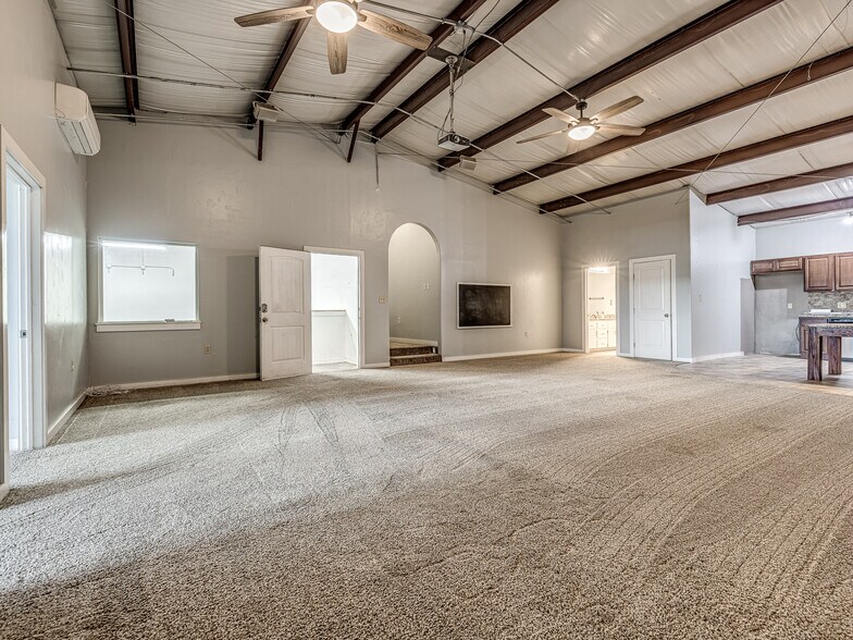 More Photos Of 6355 Boucher Dr, Edmond Showroom For Lease