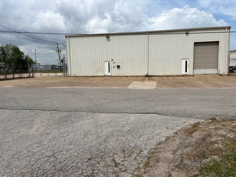 Primary Photo Of 6531 Overcrest Ln, Pasadena Industrial For Lease