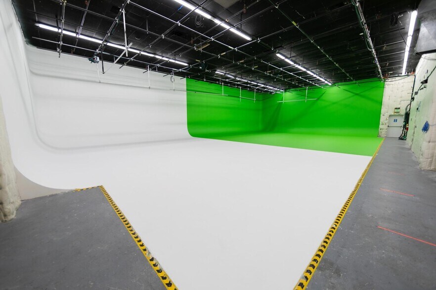 More Photos Of 2525 N Naomi St, Burbank Movie Radio TVStudio For Sale