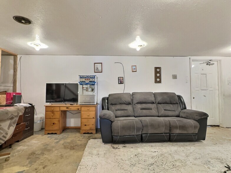 More Photos Of 130 Commercial Ln, Sundance Office For Sale