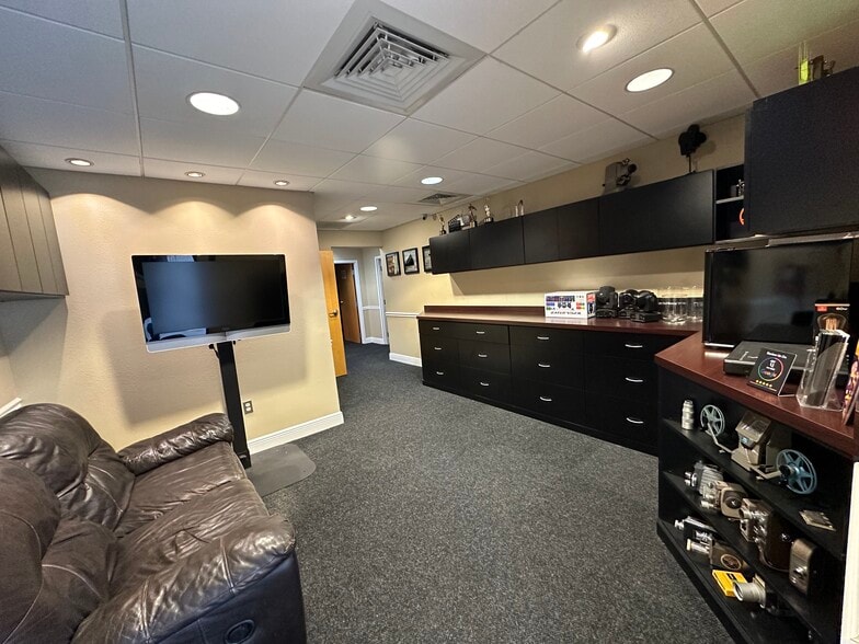 More Photos Of 6413 Pinecastle Blvd, Orlando Flex For Lease