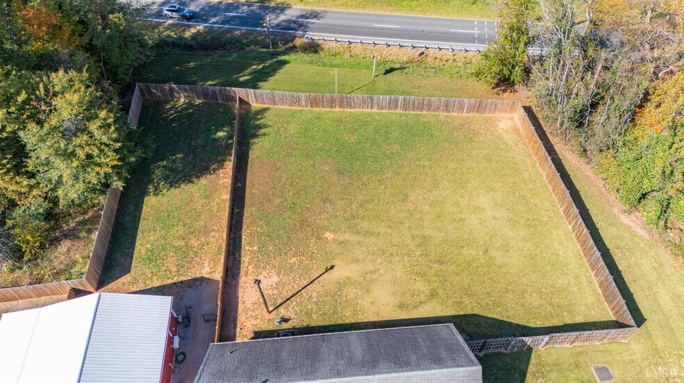 More Photos Of 273 Riverbend Rd, Altavista Showroom For Sale