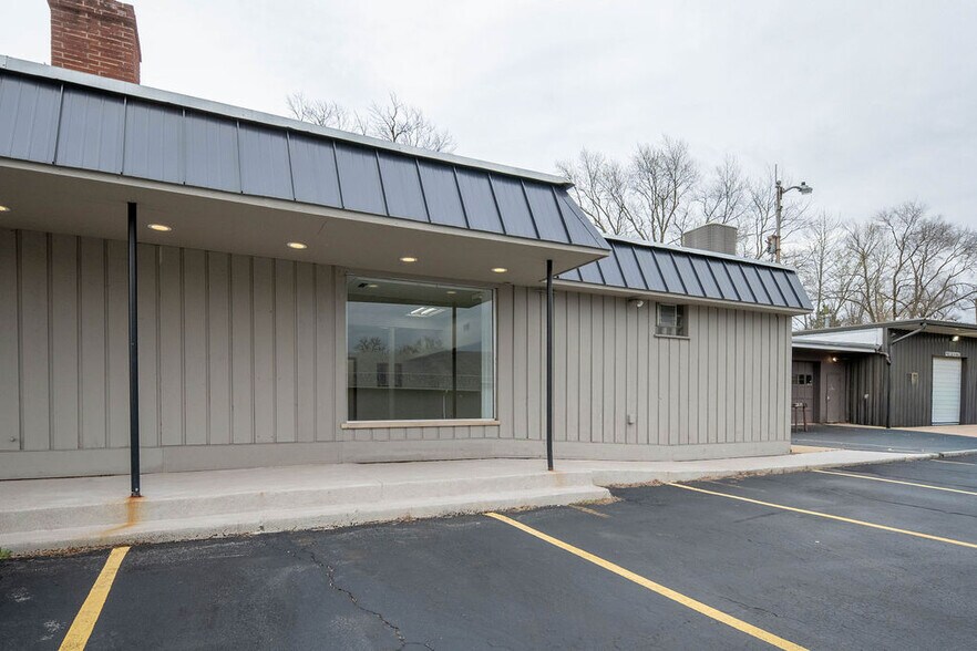 More Photos Of 670 E Calhoun St, Woodstock Flex For Lease