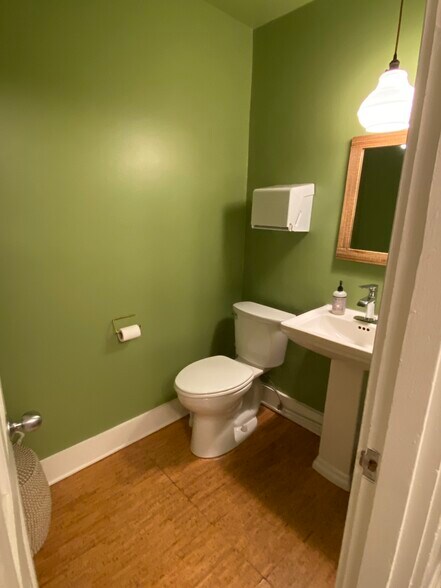 More Photos Of 900 Caroline St, Fredericksburg Storefront Retail Office For Lease