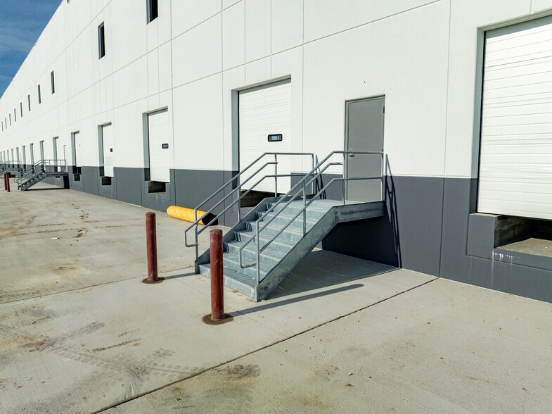 More Photos Of 7955 W 59th St, Summit Warehouse For Lease