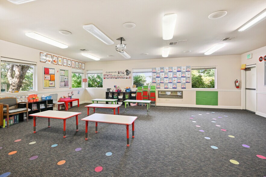 More Photos Of 81 Freeman Ct, Central Point Office For Sale