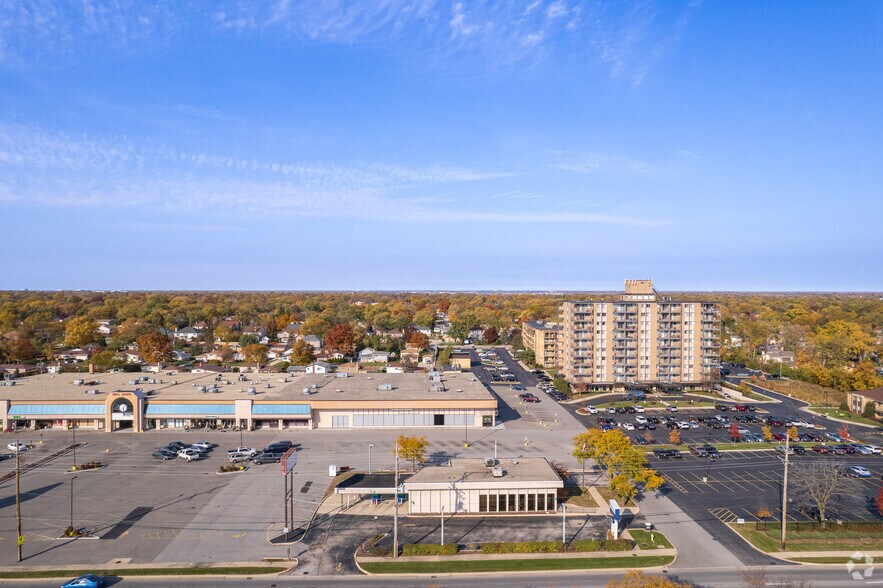 More Photos Of 2640 Golf Rd, Glenview Unknown For Lease