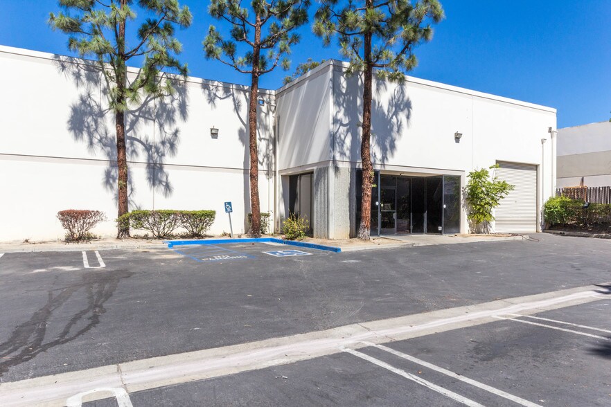 More Photos Of 3 Chrysler, Irvine Warehouse For Sale