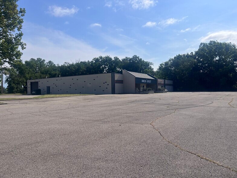 More Photos Of 7410 Sni-A-Bar Rd, Kansas City Manufacturing For Lease