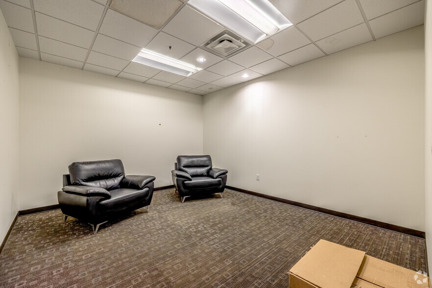 More Photos Of 2747 Oakland Ave, Garland Warehouse For Lease