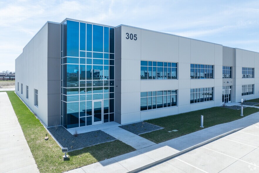 More Photos Of 305 Adventureland Drive NW, Altoona Showroom For Lease