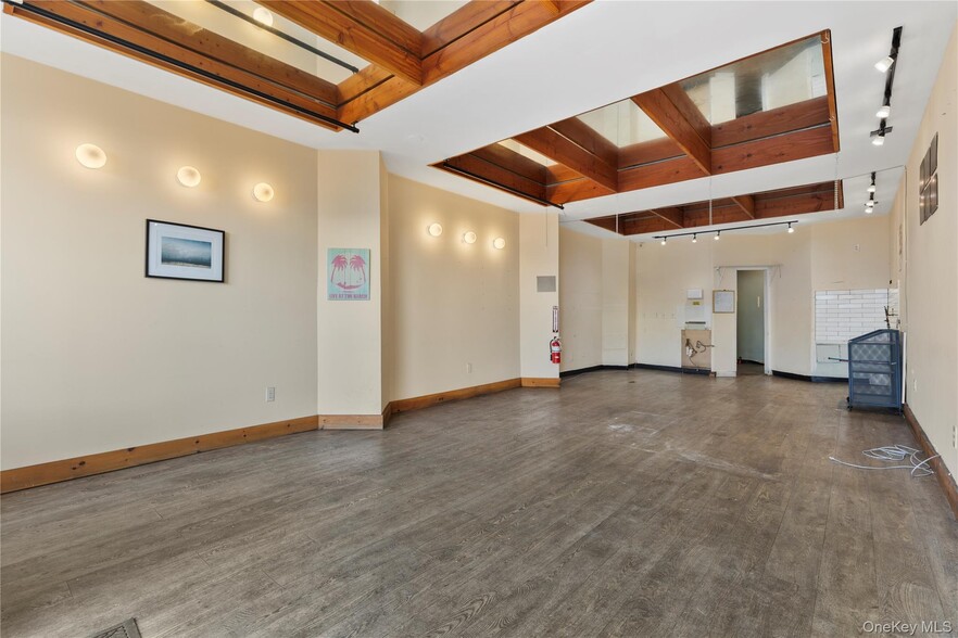 More Photos Of 1048 W Beech St, East Atlantic Beach Apartments For Lease