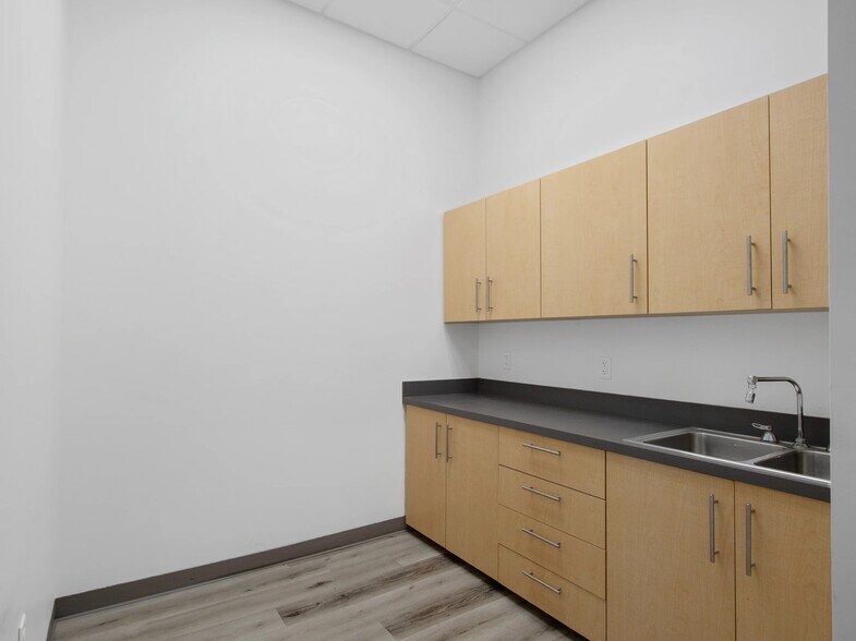 More Photos Of 7421 S 89th Pl, Mesa Showroom For Lease