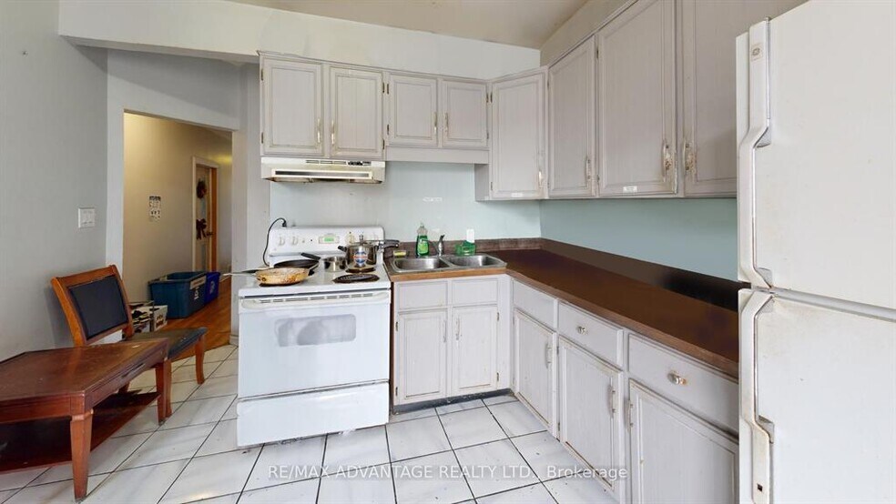 More Photos Of 193 Wharncliffe Rd N, London Apartments For Sale