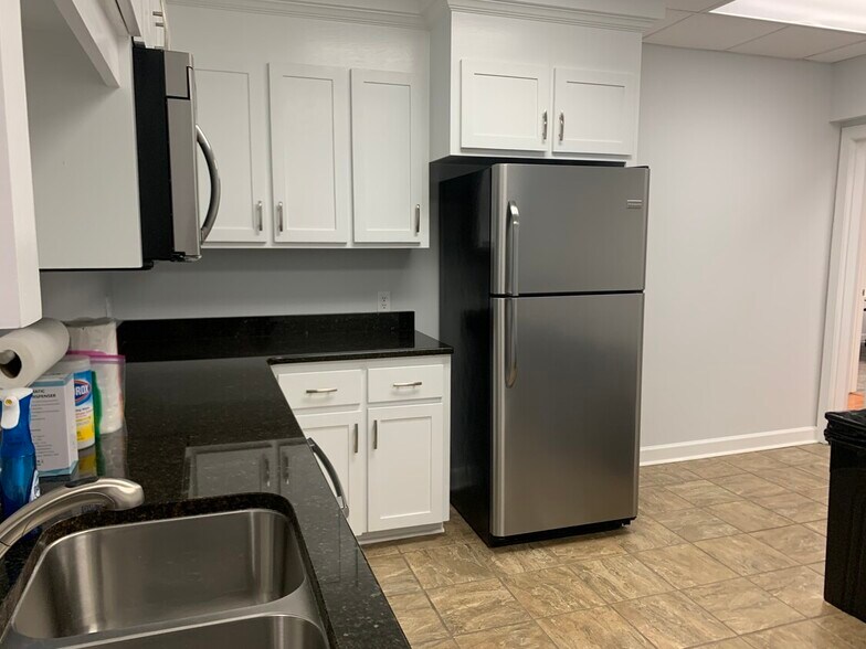 More Photos Of 85 E Catawba St, Belmont Office For Lease