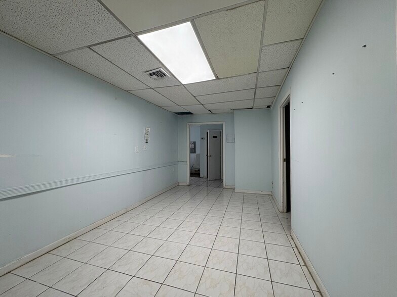 More Photos Of 3092 51st St, Woodside Storefront For Lease