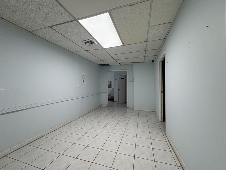 More Photos Of 3092 51st St, Woodside Storefront For Lease