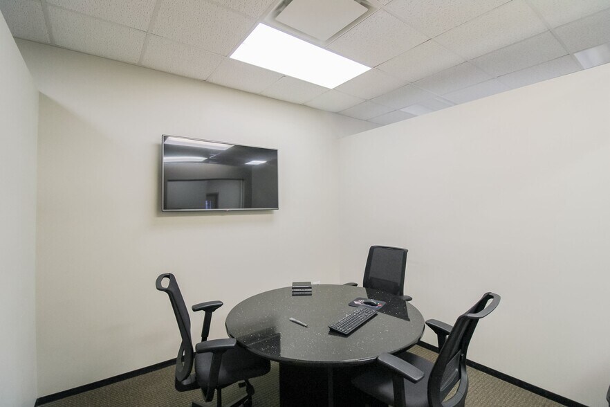 More Photos Of 6400 N Northwest Hwy, Chicago Apartments For Lease
