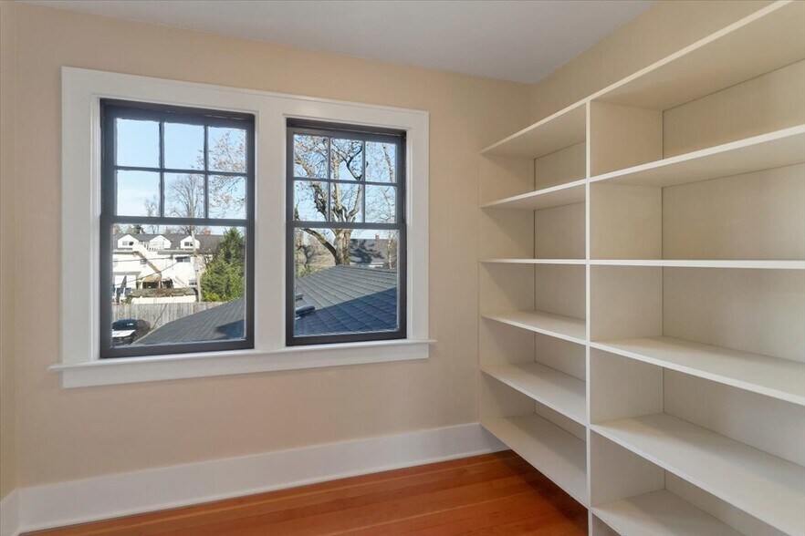 More Photos Of 1607 State St, Salem Office For Lease