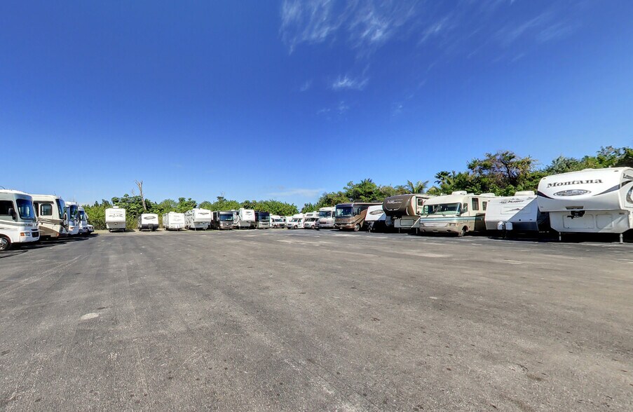 More Photos Of 9805 SE Federal Hwy, Hobe Sound Showroom For Lease