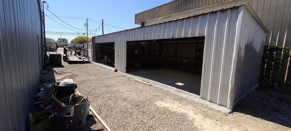 More Photos Of 2333 Joe Field Rd, Dallas Light Manufacturing For Lease
