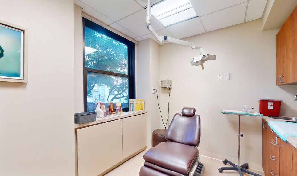 More Photos Of 115 E 61st St, New York Medical For Sale
