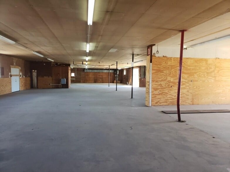 More Photos Of 185 S Titus St, Giddings Freestanding For Sale