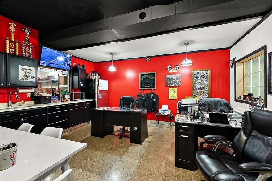 More Photos Of 1357 S Gratiot Ave, Clinton Township Showroom For Sale